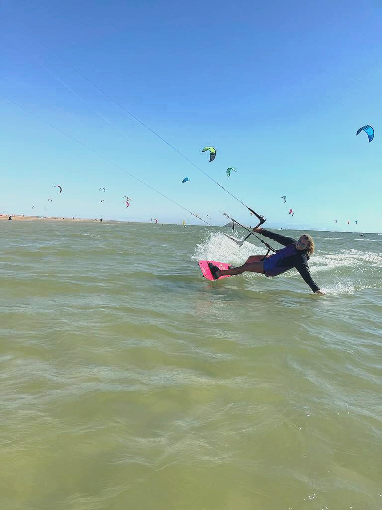 Kitesurfeurs naviguant sur les meilleurs spots kitesurf dakhla le long du lagon
